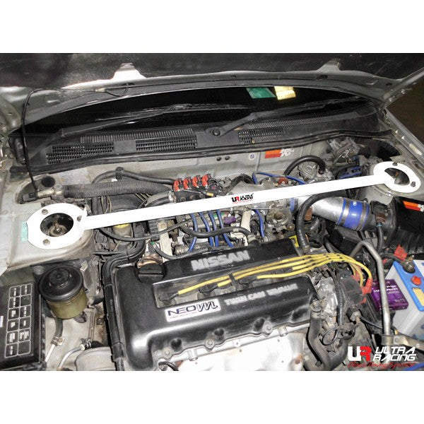 Barra de torre delantera superior Ultra Racing para Nissan Primera 95-02 P11