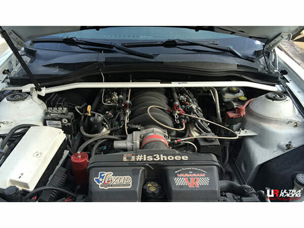 Barra de torre delantera superior (2379) Ultra Racing para Chevrolet Camaro (SS) 6.2 V8 2WD 10-15