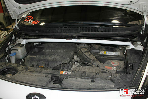 Barra de torre superior delantera (3016) Ultra Racing para Kia Carens (RP) 1.7D 2WD 13+