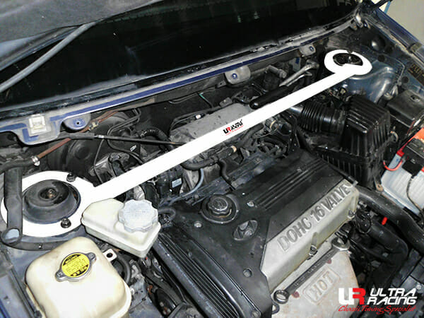 Barra de torre superior delantera (3185) Ultra Racing para Hyundai Trajet 2.0 2WD 99-08