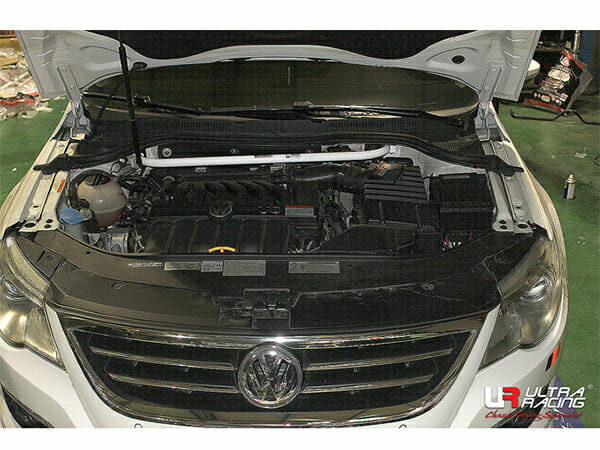 Barra de torre delantera superior (3247) Ultra Racing para Volkswagen Passat CC R36 3.6 4WD 08-17