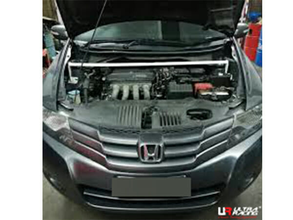 Barra de torretas superior delantera (688) Ultra Racing para Honda City (GM2) 1.5 2WD 08-14