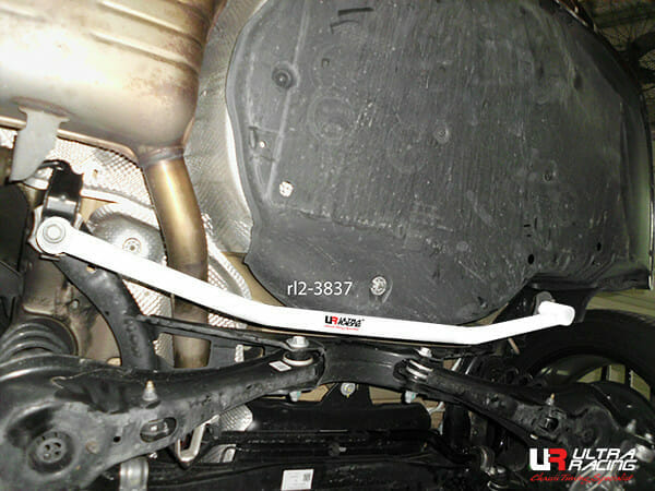 Barra inferior trasera (3837) Ultra Racing para Volkswagen Passat B8 (TYP 3G) 1.8 TSI 2WD 15-22